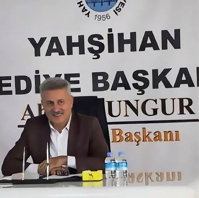 durbunhaber's tweet photo. 🔥Yahşihan Belediye Başkanı hakkındaki iddiaların ardı arkası kesilmiyor.

🔴Darp ettiği sevgiliye 10 milyon TL ödeme!

Kırıkkale'nin Yahşihan ilçesine yönelik yolsuzluk soruşturması kapsamında AKP’li eski Belediye Başkanı Ahmet Sungur hakkında yeni iddialar ortaya atıldı.

Sungur’un ilişki yaşadığı bir kadını darp ettiği iddia edildi.

AKP’li Belediye Başkanı Sungur’un darp ettiği öne sürülen Seher Gül Çınar’ın ifadesi de dosyaya girdi. 

Çınar, Sungur’la 5 yıldır birlikte olduğunu söyledi.

Sungur’un evinin kirasını ödediğini ve kendisine araç aldığını iddia eden Çınar, 31 Mayıs 2024’te Sungur’un bahçesinde darp edildiğini ileri sürdü.

Çınar, şikâyetçi olmaması için kendisine 10 milyon TL teklif edildiğini, 1 milyon TL’yi elden, 9 milyon TL’yi ise eski imar müdürü Ulaş Biçer’in hesabından aldığı iddiasını ortaya attı. (Nefes - Merve Şişman)