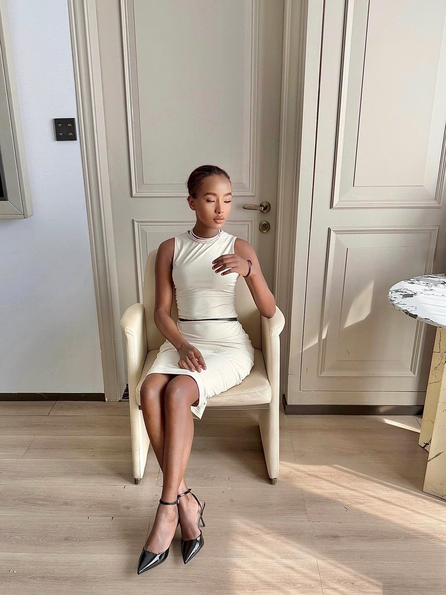 Gitz__'s tweet photo. Ati Sheila Mutundi’s dad alikuwa watchman na mum alikuwa anauza chang’aa?😂 

Story yake ni inspiring, but ukiona standards zake huwezi fikiria aligrow kwa poverty. Anaonekana kama mtu aligrow kwa wealth. Ama ni mimi naona ivi?🤔 https://t.co/7xJp8d1KO8