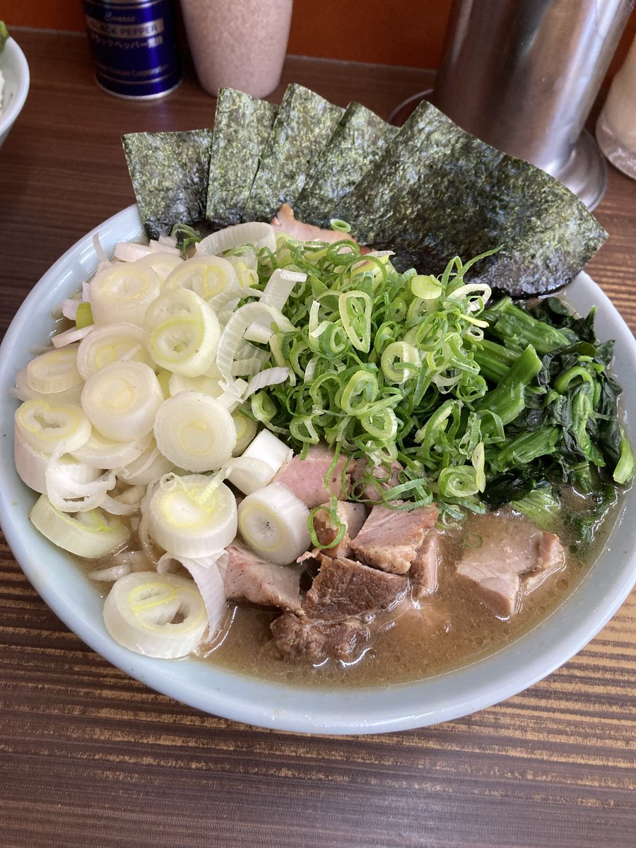 REBOOT72318730's tweet photo. 武蔵家　川口店4️⃣5️⃣

特製らーめん中
➕🍖1枚➕燻製モモ🍖1枚
➕ライス

あいさん＆栗原君🈺
今月最初の🏠ムサカワの🍜は
あいさん特製🟩モリモリSP盛🤣

安定のウマウマ🍖2種
豚骨感バッチリなスープ
たっぷり🟩の一杯は👍

🍚大2杯でお腹も満たされて😉
今日も🏠の🍜はバリウマ👍
ご馳走様でした😋 https://t.co/OJvMRqlWuF