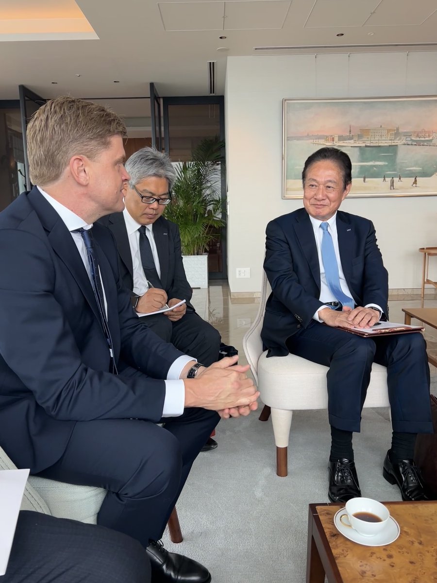 EmbSweTokyo's tweet photo. 2025年に就航した #ANA の直行便は、日本とスウェーデンの距離をさらに縮めています。昨日、ANAの新旧CEOとSwedaviaの関係者がスウェーデン大使公邸に集まり、航空の未来、両国を結ぶ航空ネットワーク、そして航空分野の脱炭素化について意見を交わしました✈️🇸🇪🇯🇵 https://t.co/4DIEa8K9lJ