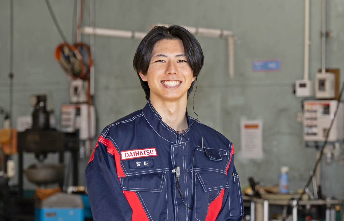 ShigotoGuide's tweet photo. 【私が選んだ職場】
整備士として経験を重ね、資格取得にも挑戦する宮坂さん。車の状態を丁寧に確認し、お客様の目に見えないところにも気を配りながら今日も安心安全のために力を注ぎます。
今の職場を選らんだ理由をインタビューしました！
https://t.co/tm9KVLo9aI
#帯広 #転職 https://t.co/pTe3KC5Nxp