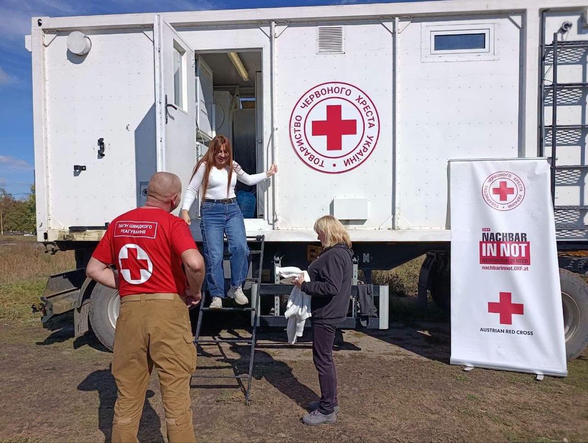 RedCrossUkraine's tweet photo. 🚿 The Ukrainian Red Cross mobile bathing and laundry unit is providing essential hygiene services in #Zaporizhzhia region. Local residents can take a shower and wash their clothes, helping them maintain personal hygiene amid the ongoing war. #HumanitarianAssistance #WASH https://t.co/82qzhCQusL