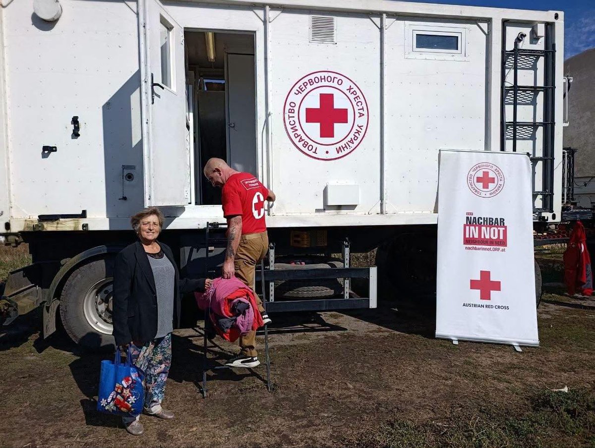 RedCrossUkraine's tweet photo. 🚿 The Ukrainian Red Cross mobile bathing and laundry unit is providing essential hygiene services in #Zaporizhzhia region. Local residents can take a shower and wash their clothes, helping them maintain personal hygiene amid the ongoing war. #HumanitarianAssistance #WASH https://t.co/82qzhCQusL