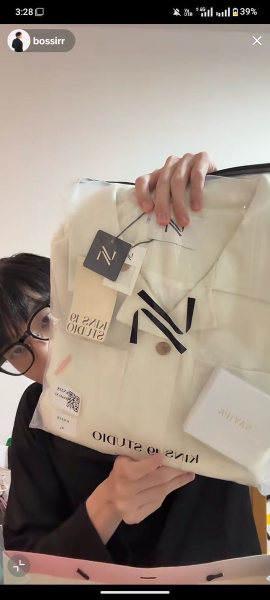 KoKo20199's tweet photo. @Bossptk 
​"Did the Myanmar fans' gifts get mixed up? The shirt and necklace bag—please swap with P'Tong!"

Somewhere Over the Rainbow

#NOURTheSeriesFinalEP https://t.co/6IFmAI0s9t