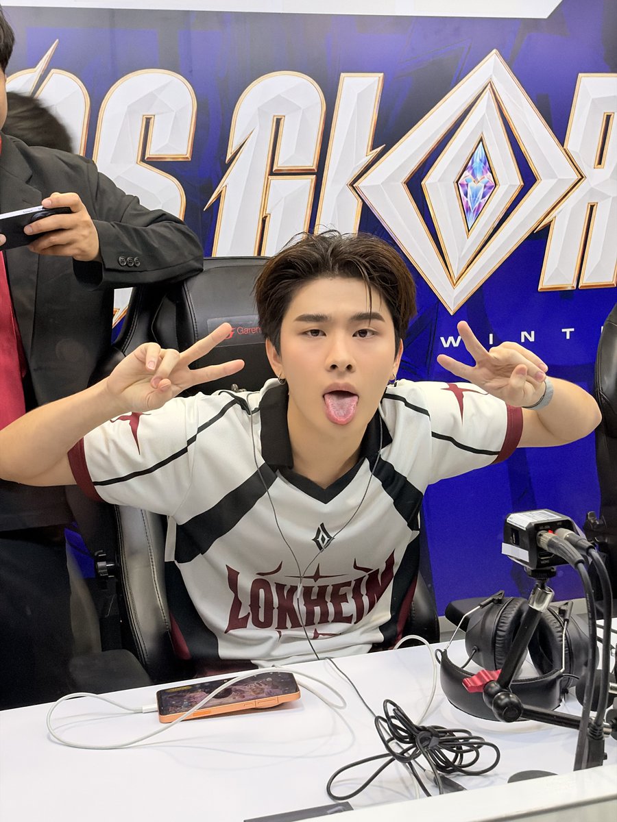 BUS_SONRAY's tweet photo. #THAIchayanon 🌑 #TeamLOKHIEM กับ #NEXnattakit 🌳 #TeamAFATA พร้อมแล้วค้าบบบ!

🔗: https://t.co/cgAtuhcrUq

#RoVxBUS
#RoVTPOPTournament
#BUSbecauseofyouishine https://t.co/GVYhYSK1Re