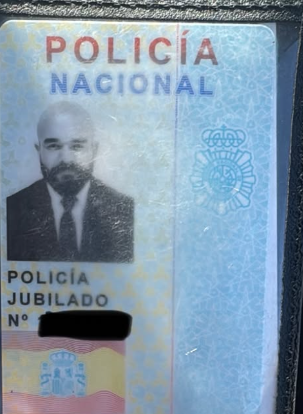 mysteryWN's tweet photo. Este tweet merece un hilo, no va a ser muy largo, pero hay que hacerlo, porque esto no se puede permitir...vamos a ver quien es este expolicía:

1/3 
A estas alturas todos habéis leído las burradas que ha publicado este tío en su Instagram. Digo burradas, porque todos los que llevamos uniforme sabemos que esto que narra es imposible...lo mejor de todo es que lo que voy a publicar es todo publico de su propio perfil, incluidas fotos, así que el que tenga problemas, que se joda.

Una vez que entramos a su perfil lo primero que se ve es su carnet de policía jubilado y que el mismo dice que: "decidió dejar el cuerpo tras sufrir una baja por depresión debido a las situaciones de racismo, homofobia, provocación de delitos para cumplir objetivos de productividad"

Me da mas que por motivos "psicológicos", lo que me indica algún tipo de trastorno psiquiátrico, así que ya empezamos mal, porque alguien así muy de fiar no es...Solo viendo sus fotos ya puedo decir que tienen un enorme trastorno de la personalidad con narcisismo exacerbado, algo que apunta de nuevo a una enfermedad mental.
