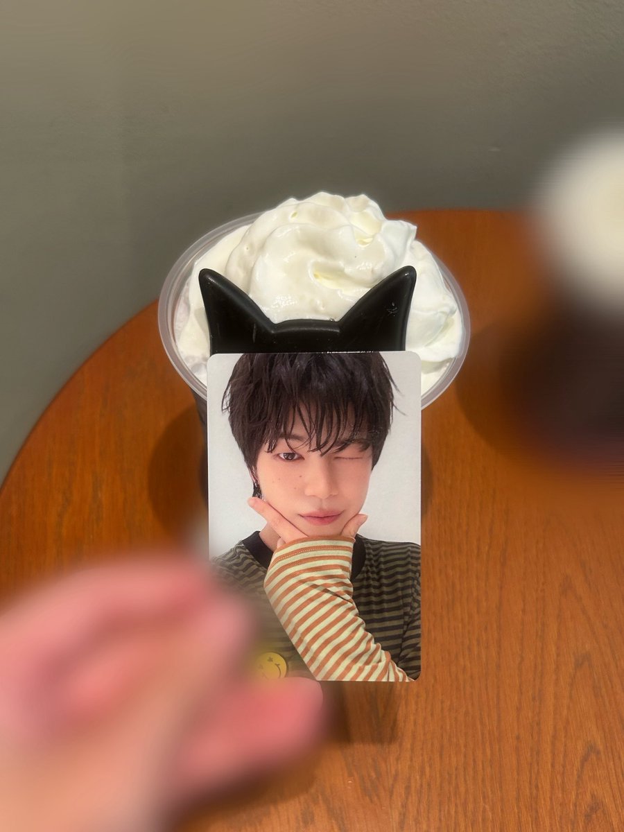 zjm720's tweet photo. 猫耳してきた！
あんまり上手く撮れなかったけど、ちょー可愛い🤭
ブルーベリー苦手だから康祐に飲んでもらった🫢(笑)
(ホントは赤ちゃんライオンでやりたかった😅) https://t.co/j5RaY0qbsx