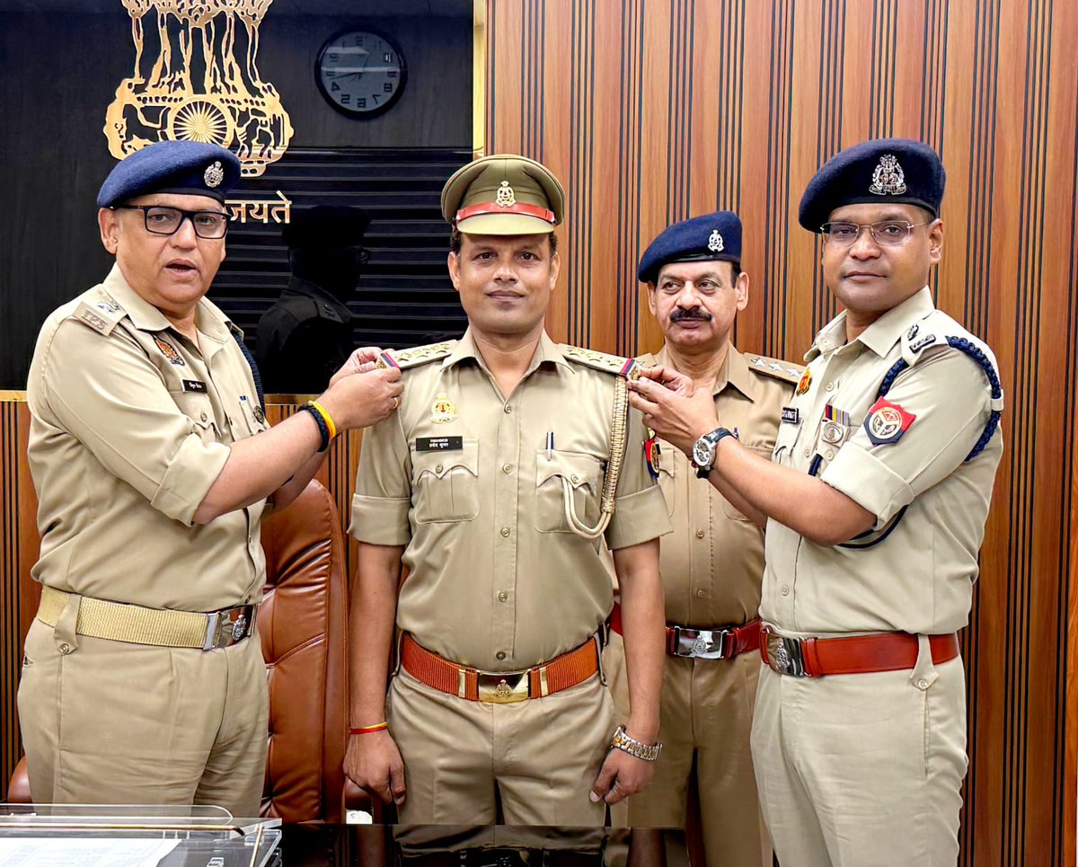 Gzbtrafficpol's tweet photo. 🎖️ पदोन्नति की हार्दिक बधाई और शुभकामनाएं ! 💐

 पुलिस उपायुक्त (यातायात), अपर पुलिस उपायुक्त (यातायात) एवं सहायक पुलिस आयुक्त (यातायात), तृतीय द्वारा उपनिरीक्षक यातायात से निरीक्षक पद पर पदोन्नत होने पर रैंक स्टार लगाकर हार्दिक बधाई एवं शुभकामनाएं दी गईं।

इस अवसर पर उनके उज्ज्वल भविष्य की कामना करते हुए नई जिम्मेदारियों के कुशलतापूर्वक निर्वहन एवं जनसेवा के प्रति समर्पित भाव से कार्य करने हेतु शुभकामनाएं प्रेषित की गईं। 💐

#GhaziabadTrafficPolice #UPPolice #Promotion 

@Uppolice @uptrafficpolice @dgpup @UPGovt @ghaziabadpolice