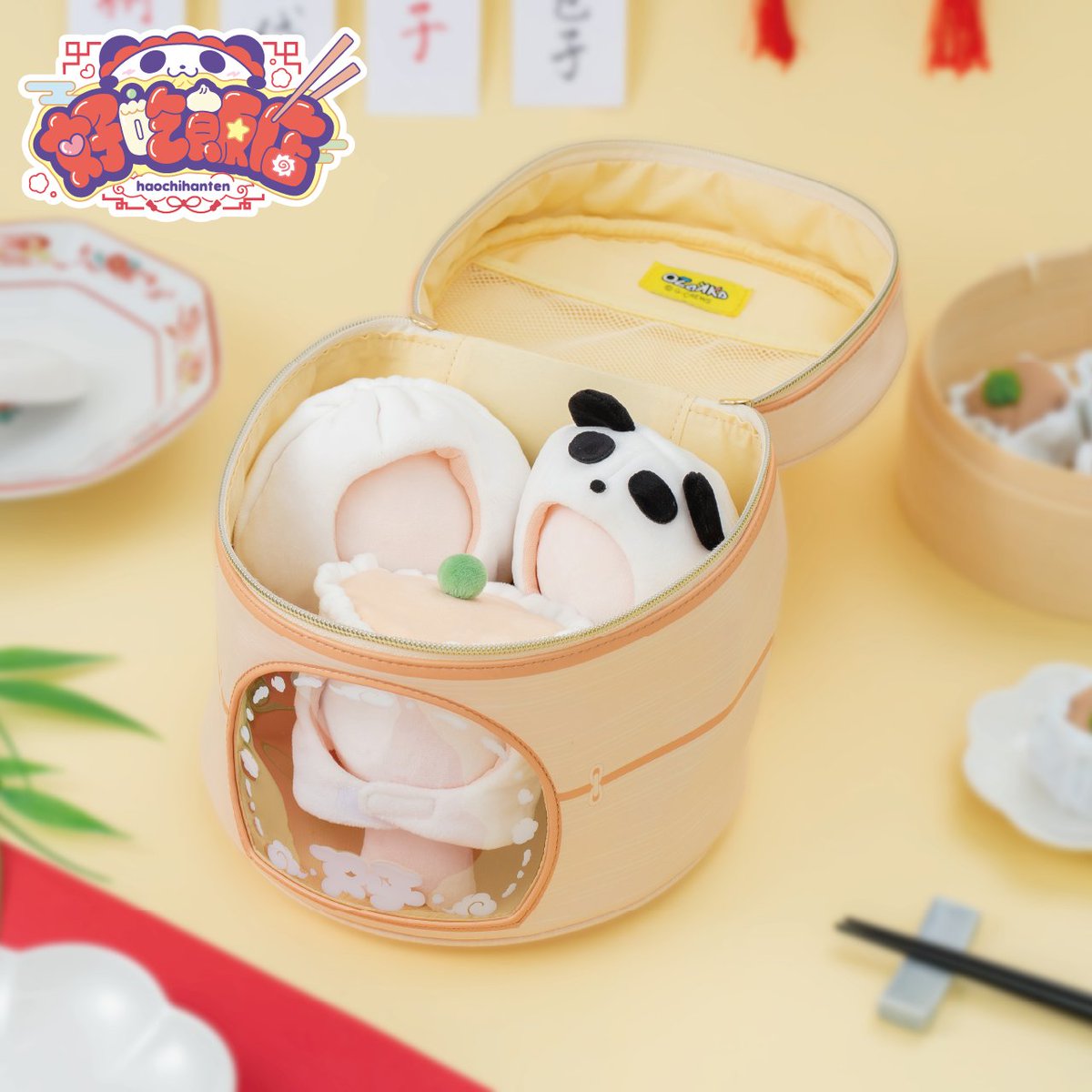 OZaKKa_tokyo's tweet photo. 𝑂𝑍𝑎𝐾𝐾𝑎 × 𝑨𝑮𝑭𝟐𝟎𝟐𝟔
⋱#AGF_2026 限定アイテム⋰
🥟 ぬいPAOポーチ☁
✧⋅.˳˳.⋅ॱ˙ ˙ॱ⋅.˳˳.⋅ॱ˙ ˙ॱᐧ.˳˳.⋅ ˙✧
推しを美味しく蒸せちゃう!? 
せいろ風のぬいポーチです☁

円窓つきで外からもぬいの様子がよく見える♡
ぬいぐるみを複数収納できます🧸

#AGF2026 #OZaKKa #オザッカ #好吃飯店