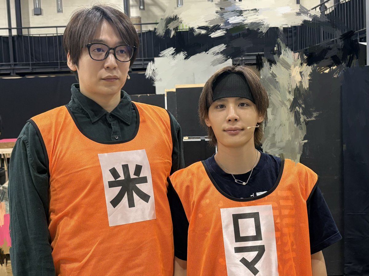 official_yuta14's tweet photo. 俺180センチあんのにこの身長差になるのか…🧐
あと俺だけ南伊じゃなくてロマ表記なの可愛い。

あ、初通し稽古終わりました。 https://t.co/yjK6oan8Xc