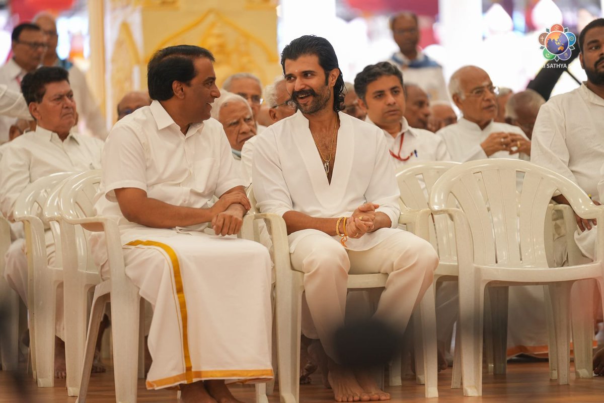 baraju_SuperHit's tweet photo. Adorable Couple @TheDeverakonda &amp; @iamRashmika divine moments at Veda Purusha Saptaha Jnana Yajna, Prasanthi Nilayam

A Divine Visit to
Prasanthi Nilayam in Puttaparthi🙏✨

#VijayDeverakonda #Rashmika https://t.co/ArI2MrXE2P
