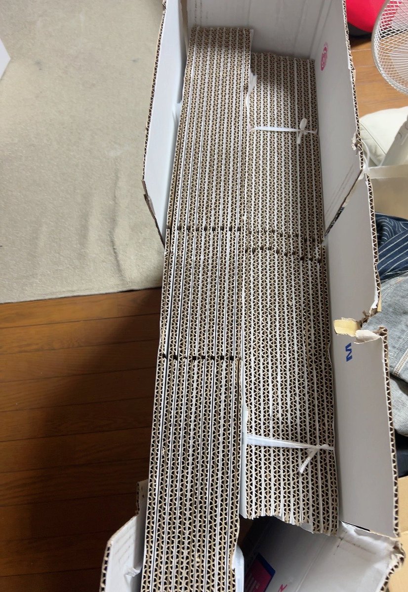 lian_comfy's tweet photo. 思ってたよりダンボール多くて死にそうなんですがこれから箱詰め作業に取り掛かります是非よろしくお願い致します。

（やめたい） https://t.co/tBlh5vEad4