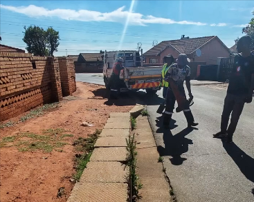cbdoilRSA's tweet photo. ๐ ๏ธ Our #FixingTheFrontline teams are hard at work across the City, clearing stormwater channels to prevent rainy-season blockages.
๐ This morning, the team is on Naile Avenue in #Clayville.
Do your part: dispose of waste responsibly and keep litter out of stormwater drains.
Together, letโs keep #Ekurhuleni clean!
#Ubuntu #protein #WeAreOne #ekurhuleni #CityOfPeace #eastrand #boksburg #southafrica #southafricanews #crimewatc #sportsnews #healthiswealth #Warning #mamba #stayawayfrom