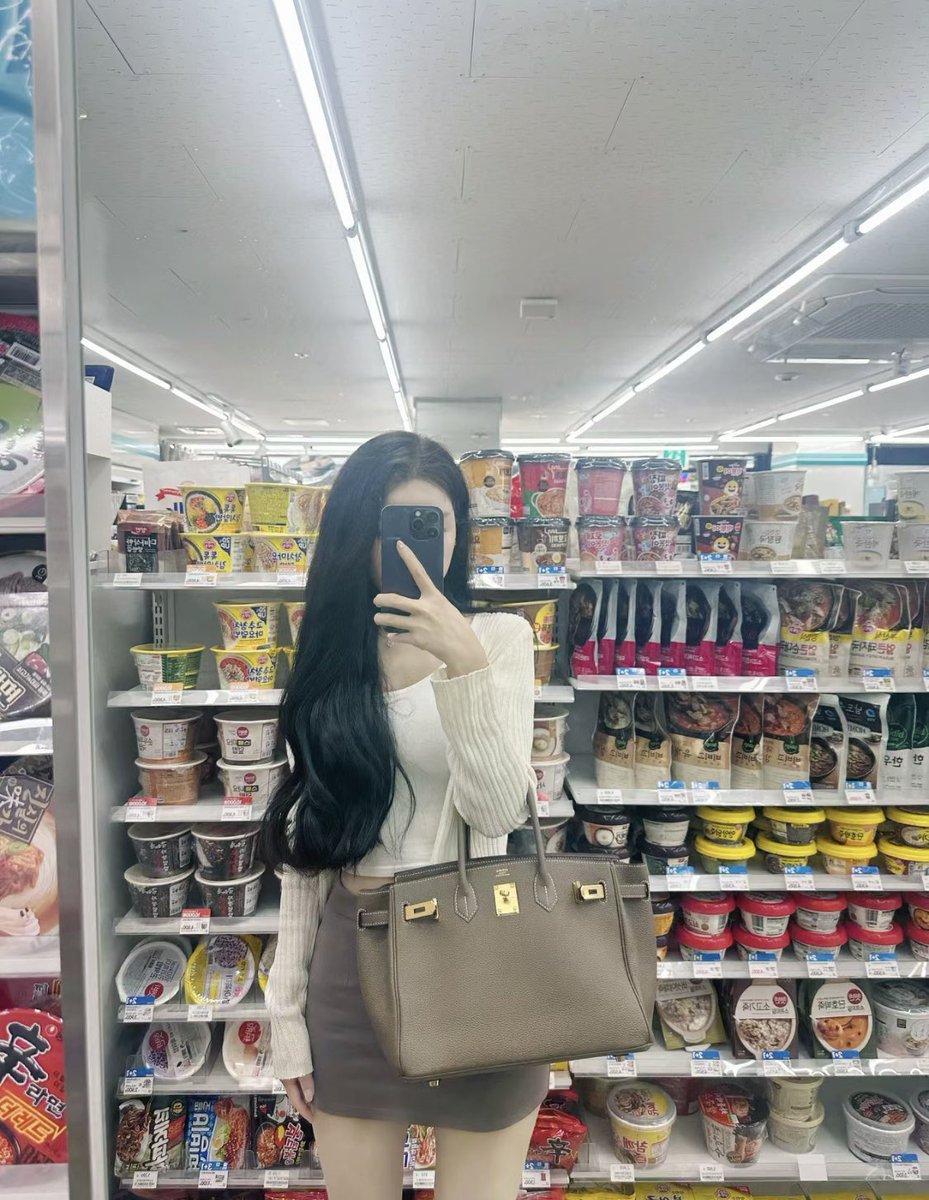 Keeshen079's tweet photo. #광주 #경안동 늘 편의점에 오면 난항상 셀카하고 가지>< https://t.co/XnEVyO1wNy