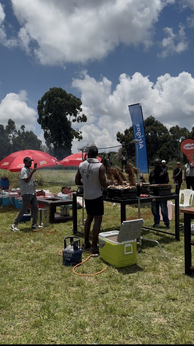 ombachi13's tweet photo. Kenya kila mtu anajaribu kukuibia. This day in the middle of the commotion mtu aliiba grill mbili ikiwa na makaa moto with the chicken still grilling on top 😂😂😂 https://t.co/z4Yo5XSvv4