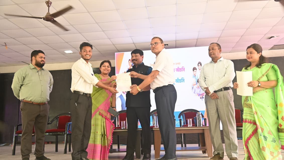 ATULBORA2's tweet photo. A significant step towards empowering Assam’s youth and nurturing their educational aspirations!

Today, Hon’ble Chief Minister Dr. @himantabiswa centrally launched the Nijut Moina Asoni and Nijut Babu Asoni from Guwahati, marking another important milestone in the State Government’s commitment to supporting students through financial assistance. I joined the programme through videoconferencing from JDSG College, Bokakhat.

These initiatives will extend financial support to lakhs of students, enabling them to pursue their education with greater confidence and encouraging them to excel in their chosen fields. The Nijut Moina Asoni will also strengthen our collective efforts to prevent child marriage and promote girls’ education across Assam.

I am pleased to share that 3,253 students from Bokakhat Co-District will benefit from these schemes. I urged all beneficiaries to utilise the financial assistance wisely for their educational needs, remain focused on their studies and work diligently towards achieving their goals.

Under the visionary leadership of Hon’ble Chief Minister Dr. Himanta Biswa Sarma, Assam continues to make significant strides across sectors, with education and youth empowerment remaining key priorities. I encourage all students to pursue excellence, realise their full potential and contribute meaningfully to nation-building.

I also extended my heartfelt greetings to everyone present on the occasion ahead of the upcoming Durga Puja festivities.

JDSG College Principal Dr. Jayanta Gogoi, Bokakhat Co-District Commissioner Smt. Sujata Gogoi, President of the College Management Committee, officials of the Co-District administration, college teachers, prominent personalities and students were present at the programme in Bokakhat.