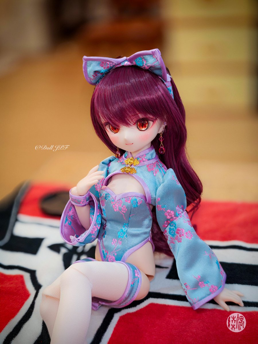 AndroidPDF's tweet photo. 里奈ちゃん：新しいチャイナドレスを試着してみたにゃ〜っ💕✨
お花いっぱいの水色、似合ってるかにゃ？🌸🎀
ฅ(≧∀≦)ฅ💖🐾

#雲賞 #qipao #エモドール #mdd里奈 #dolljpf https://t.co/cWn7r3aA2i