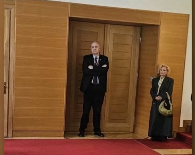 GasewiczJarek's tweet photo. Zgadzam się, że jest to zdjęcie-symbol. Bramkarz, który jest zasadniczo bandziorem, broni samotnie dostępu do sędziowskich gabinetów sędziom legalnie wybranym przez Sejm.
Miejsce tego bandziora jest w więzieniu i on chyba już ma świadomość tego, że do więzienia kiedyś trafi. https://t.co/TSFFmoUMmn