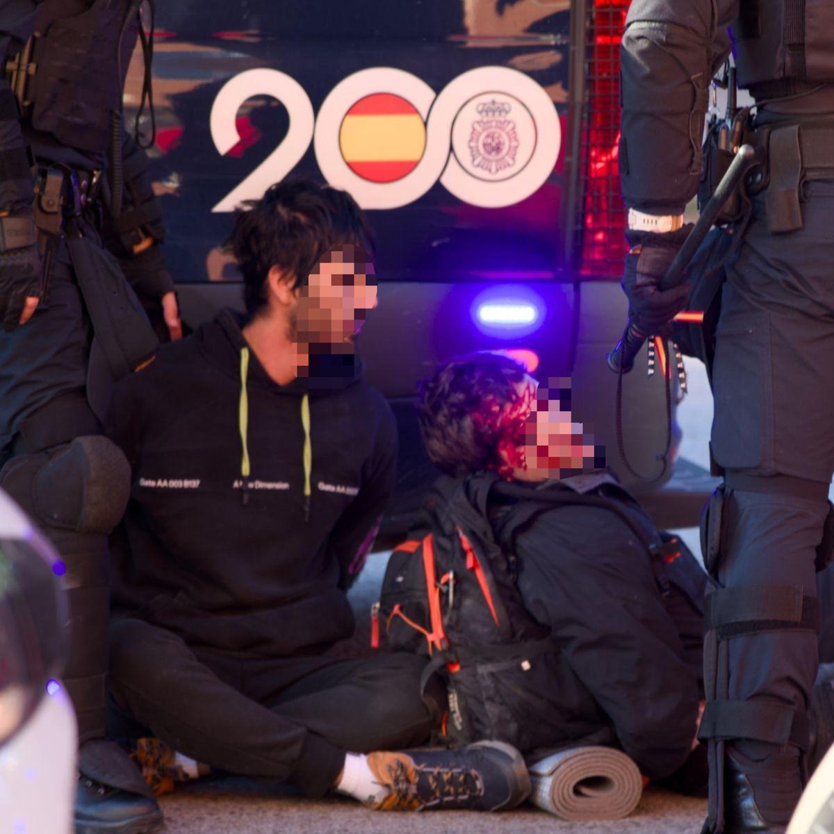 NewArtemis22's tweet photo. QUE LA DECISIÓN DE MANDAR A LOS ANTIDISTURBIOS FUE UNA DECISIÓN INTERNA DE LA POLICÍA!!!!

QUE NI EL RECTOR NI LA DELEGACIÓN DE GOBIERNO LES PIDIÓ ACUDIR.

¿PERO QUÉ SALVAJADA ES ESTA???

(He pixelado las caras por petición de algunos compañeros) https://t.co/CsBftsdl0D