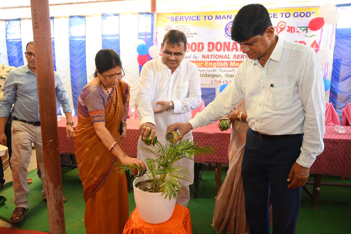 Pranajitsinghar's tweet photo. Today inaugurated the Blood Donation Camp organised by the NSS Unit of *Udaipur English Medium H.S. School.*

Appreciate the students for voluntarily donating blood. Blood donation is a great service to humanity.

*Donate Blood, Save Life.* 🩸 https://t.co/jIxmeNjmDE