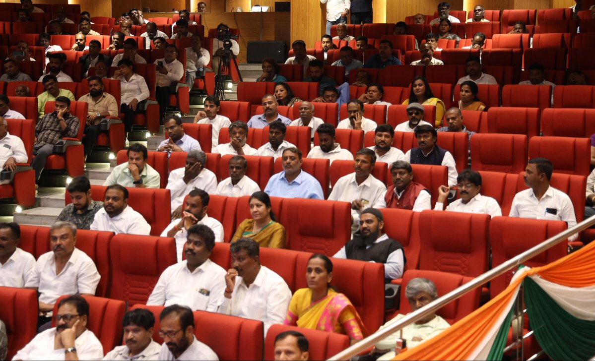 HariprasadBK2's tweet photo. ಇಂದು ಕೆಪಿಸಿಸಿ ಕಚೇರಿಯಲ್ಲಿ ಬೆಂಗಳೂರು ಶಿಕ್ಷಕರ ಹಾಗೂ ಆಗ್ನೇಯ ಪದವೀಧರ ಕ್ಷೇತ್ರಗಳ ಚುನಾವಣಾ ಸಭೆ ನಡೆಸಲಾಯಿತು.

ಸೋತ ಕ್ಷೇತ್ರದಲ್ಲಿ ಇತಿಹಾಸ ಸೃಷ್ಟಿಸಿ, ಗೆದ್ದ ಕ್ಷೇತ್ರವನ್ನು ಉಳಿಸಿಕೊಳ್ಳುವ ಸಂಕಲ್ಪದೊಂದಿಗೆ ಪ್ರತಿಯೊಬ್ಬ ಮತದಾರರನ್ನೂ ತಲುಪಲು ಹಾಗೂ ಪಕ್ಷದ ಗೆಲುವಿಗಾಗಿ ಒಗ್ಗಟ್ಟಿನಿಂದ ಶ್ರಮಿಸಲು ಕರೆ ನೀಡಿದೆ.

ಸಭೆಯಲ್ಲಿ ಎಐಸಿಸಿ ಕಾರ್ಯದರ್ಶಿ @gopi_congress  , ಸಂಸದರು, ಶಾಸಕರು, ಜಿಲ್ಲಾ ಕಾಂಗ್ರೆಸ್ ಅಧ್ಯಕ್ಷರು, ಲೋಕಸಭೆ ಹಾಗೂ ವಿಧಾನಸಭೆ ಪರಾಜಿತ ಅಭ್ಯರ್ಥಿಗಳು, ಹಿರಿಯ ನಾಯಕರು ಹಾಗೂ ಪಕ್ಷದ ಪದಾಧಿಕಾರಿಗಳು ಭಾಗವಹಿಸಿದ್ದರು.