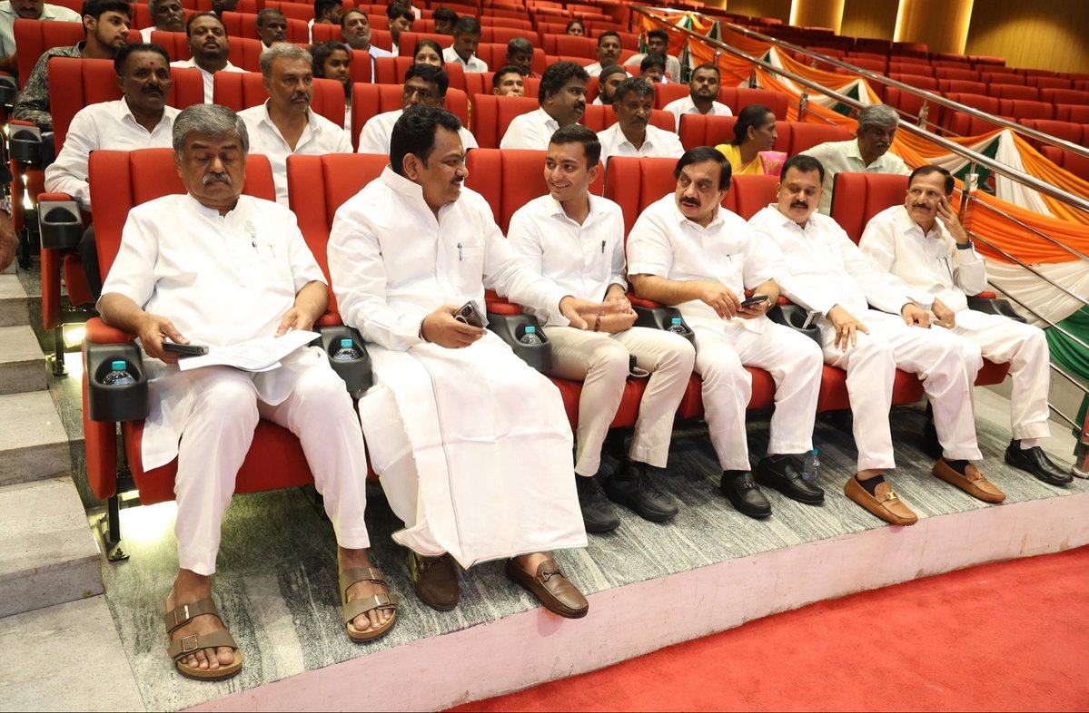 HariprasadBK2's tweet photo. ಇಂದು ಕೆಪಿಸಿಸಿ ಕಚೇರಿಯಲ್ಲಿ ಬೆಂಗಳೂರು ಶಿಕ್ಷಕರ ಹಾಗೂ ಆಗ್ನೇಯ ಪದವೀಧರ ಕ್ಷೇತ್ರಗಳ ಚುನಾವಣಾ ಸಭೆ ನಡೆಸಲಾಯಿತು.

ಸೋತ ಕ್ಷೇತ್ರದಲ್ಲಿ ಇತಿಹಾಸ ಸೃಷ್ಟಿಸಿ, ಗೆದ್ದ ಕ್ಷೇತ್ರವನ್ನು ಉಳಿಸಿಕೊಳ್ಳುವ ಸಂಕಲ್ಪದೊಂದಿಗೆ ಪ್ರತಿಯೊಬ್ಬ ಮತದಾರರನ್ನೂ ತಲುಪಲು ಹಾಗೂ ಪಕ್ಷದ ಗೆಲುವಿಗಾಗಿ ಒಗ್ಗಟ್ಟಿನಿಂದ ಶ್ರಮಿಸಲು ಕರೆ ನೀಡಿದೆ.

ಸಭೆಯಲ್ಲಿ ಎಐಸಿಸಿ ಕಾರ್ಯದರ್ಶಿ @gopi_congress  , ಸಂಸದರು, ಶಾಸಕರು, ಜಿಲ್ಲಾ ಕಾಂಗ್ರೆಸ್ ಅಧ್ಯಕ್ಷರು, ಲೋಕಸಭೆ ಹಾಗೂ ವಿಧಾನಸಭೆ ಪರಾಜಿತ ಅಭ್ಯರ್ಥಿಗಳು, ಹಿರಿಯ ನಾಯಕರು ಹಾಗೂ ಪಕ್ಷದ ಪದಾಧಿಕಾರಿಗಳು ಭಾಗವಹಿಸಿದ್ದರು.