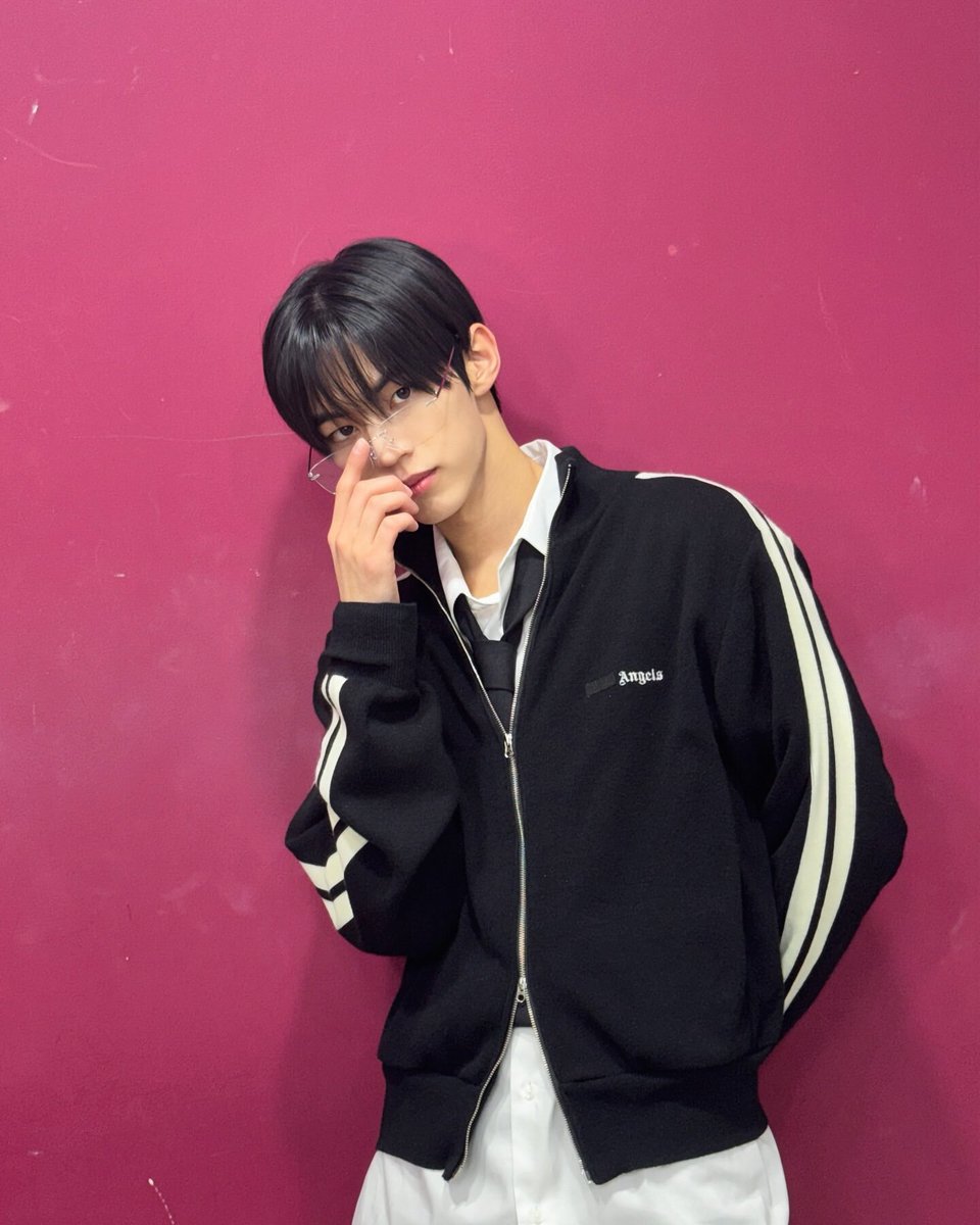 selfolssi's tweet photo. Hi mind to add another Dohoon (ganteng) on your timeline? https://t.co/6gSdAPu3op