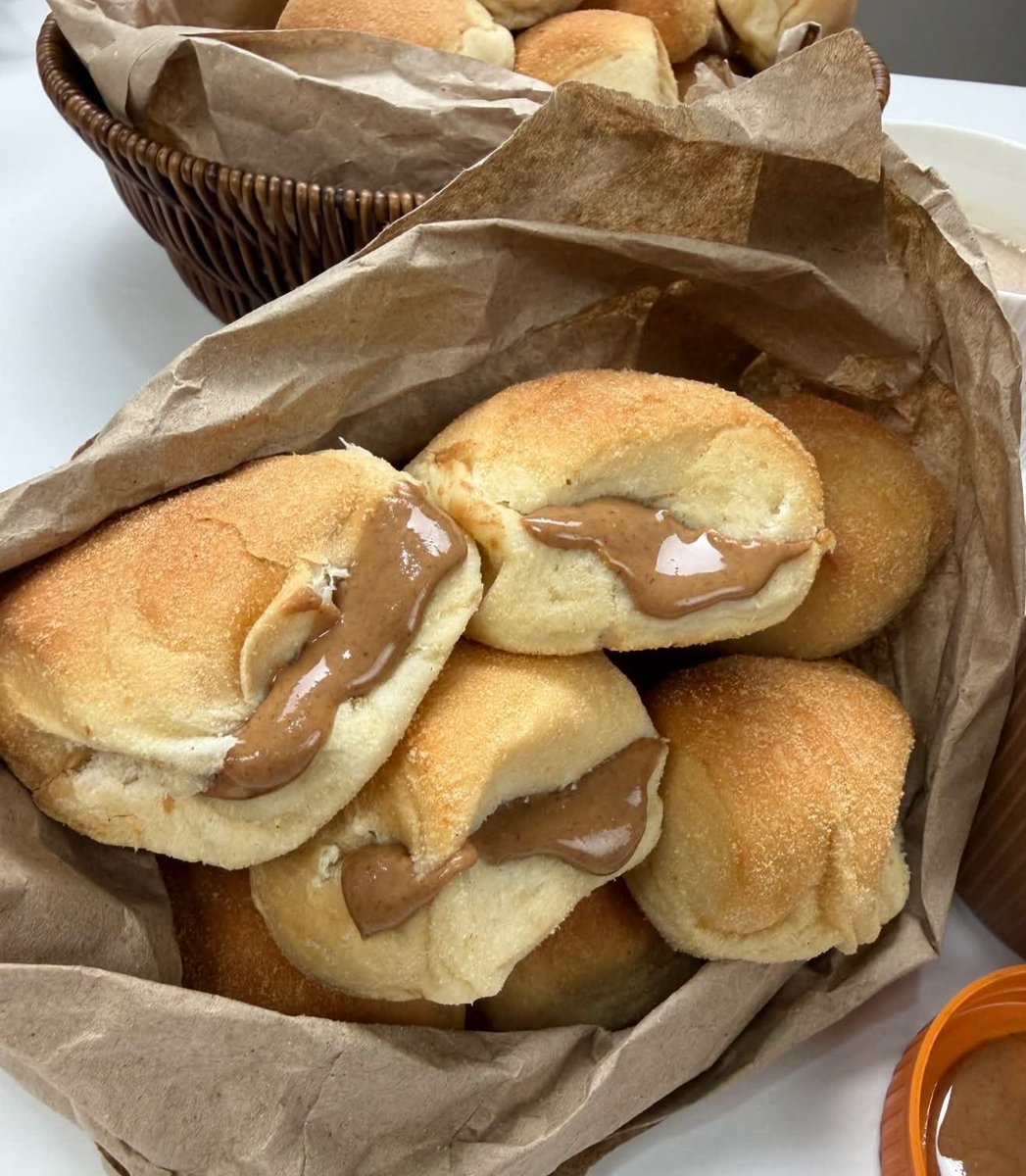Xsplook1's tweet photo. gets nyo naman ako sa color orange yun garapon ng peanut butter diba???? ayun tlga ang gsto kong palaman ng pandesal, ayoko sa mamahalin mi. HAHAHAHAHA! tara tag iisa tayo!!! 🤎🤎🤎🤤 https://t.co/Gp0GyUXxTy
