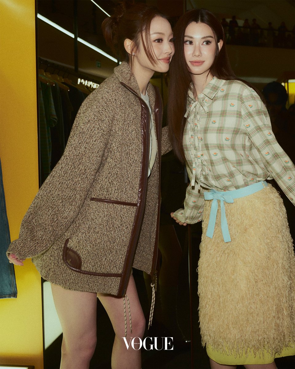 VogueThailand's tweet photo. #VogueReports เปิดอัลบั้มโมเมนต์ของ ‘ลีน่า-ลลินา’ @lena__lorena และ ‘หมิว-ณัชชา’ @miunatshaa กับลุคสไตล์สปอร์ตผสมผสานอัตลักษณ์ของ Onitsuka Tiger @OnitsukaTiger ในการเปิดตัว ‘Onitsuka Tiger Yellow Concept Pop-up Store’ แห่งแรกในไทย พร้อมด้วย ‘บลู-พงศ์ทิวัตถ์’ @bluepongtiwat_  ที่แต่ละคนถ่ายทอดมนตร์เสน่ห์ของคอลเล็กชั่นฤดูใบไม้ร่วง/ฤดูหนาว 2026 และคอลเล็กชั่น ‘DENIVITA’ เชื่อมโยงกับการนำเสนอโทนสีเหลือง ‘Tiger Yellow’ บนพื้นที่ขนาด 150 ตารางเมตร เพียบพร้อมด้วยรายละเอียดของการเลือกใช้วัสดุผิวมันวาว สร้างบรรยากาศอันมีชีวิตชีวา สะดุดตา และสร้างสมดุลด้วยการเลือกใช้สีดำตัดกัน รวมถึงการเลือกรูปทรงสี่เหลี่ยมผืนผ้าที่ได้รับแรงบันดาลใจจากกล่องรองเท้า ชี้ให้เห็นแนวทางการถ่ายทอดประสบการณ์ที่เชื่อมประสานโลกไลฟ์สไตล์และแฟชั่นเข้ากันได้อย่างลงตัว โดยป๊อปอัพแห่งนี้จะจัดขึ้นตั้งแต่วันนี้ - 23 พฤศจิกายน 2026 สามารถเยี่ยมชมพื้นที่แห่งความสดใหม่และเลือกสรรไอเท็มคอลเล็กชั่นต่างๆ ตามลุคของทั้ง 3 คนได้แล้ว ณ ชั้น G เซ็นทรัลเอ็มบาสซี #OnitsukaTiger 

ภาพ: Nattanam W.