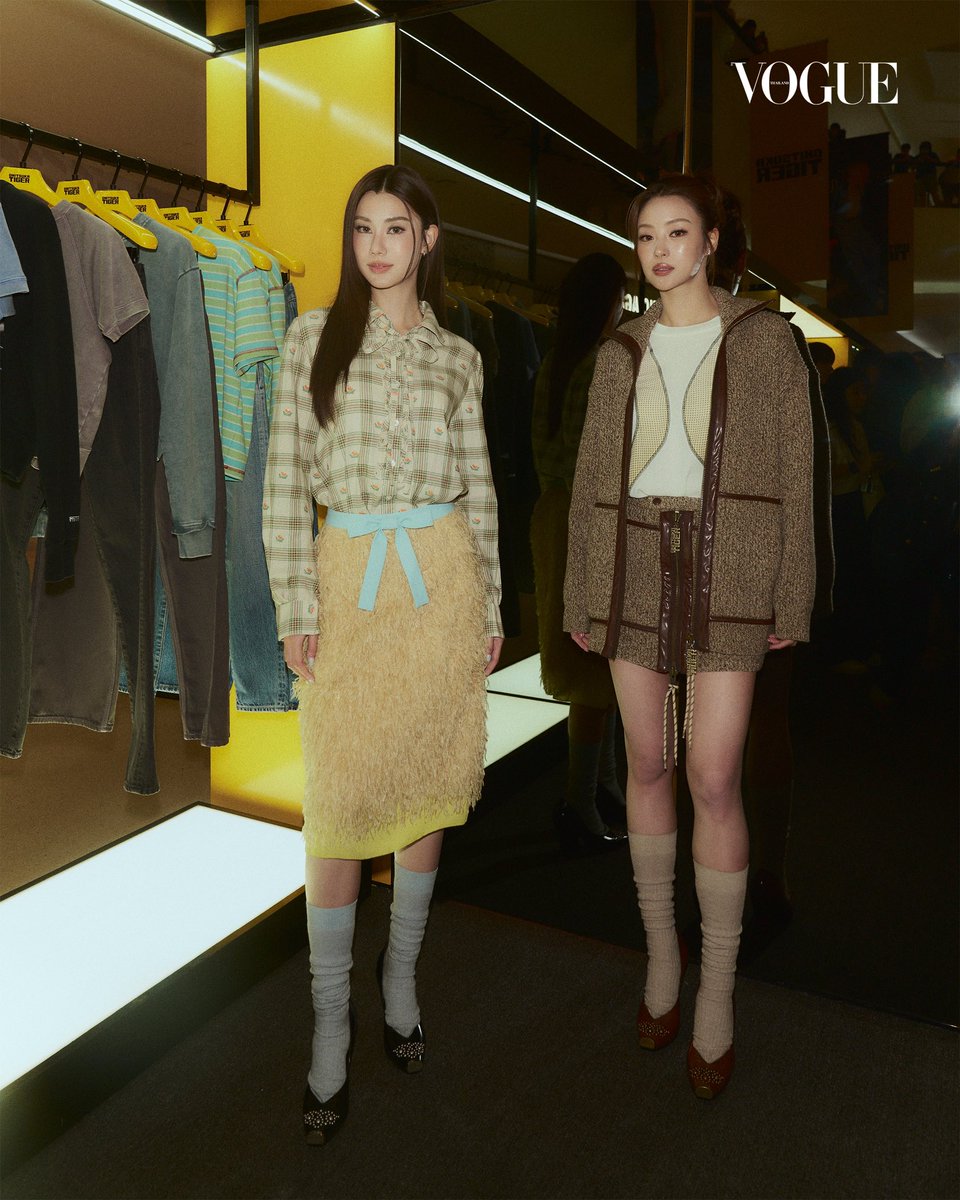 VogueThailand's tweet photo. #VogueReports เปิดอัลบั้มโมเมนต์ของ ‘ลีน่า-ลลินา’ @lena__lorena และ ‘หมิว-ณัชชา’ @miunatshaa กับลุคสไตล์สปอร์ตผสมผสานอัตลักษณ์ของ Onitsuka Tiger @OnitsukaTiger ในการเปิดตัว ‘Onitsuka Tiger Yellow Concept Pop-up Store’ แห่งแรกในไทย พร้อมด้วย ‘บลู-พงศ์ทิวัตถ์’ @bluepongtiwat_  ที่แต่ละคนถ่ายทอดมนตร์เสน่ห์ของคอลเล็กชั่นฤดูใบไม้ร่วง/ฤดูหนาว 2026 และคอลเล็กชั่น ‘DENIVITA’ เชื่อมโยงกับการนำเสนอโทนสีเหลือง ‘Tiger Yellow’ บนพื้นที่ขนาด 150 ตารางเมตร เพียบพร้อมด้วยรายละเอียดของการเลือกใช้วัสดุผิวมันวาว สร้างบรรยากาศอันมีชีวิตชีวา สะดุดตา และสร้างสมดุลด้วยการเลือกใช้สีดำตัดกัน รวมถึงการเลือกรูปทรงสี่เหลี่ยมผืนผ้าที่ได้รับแรงบันดาลใจจากกล่องรองเท้า ชี้ให้เห็นแนวทางการถ่ายทอดประสบการณ์ที่เชื่อมประสานโลกไลฟ์สไตล์และแฟชั่นเข้ากันได้อย่างลงตัว โดยป๊อปอัพแห่งนี้จะจัดขึ้นตั้งแต่วันนี้ - 23 พฤศจิกายน 2026 สามารถเยี่ยมชมพื้นที่แห่งความสดใหม่และเลือกสรรไอเท็มคอลเล็กชั่นต่างๆ ตามลุคของทั้ง 3 คนได้แล้ว ณ ชั้น G เซ็นทรัลเอ็มบาสซี #OnitsukaTiger 

ภาพ: Nattanam W.
