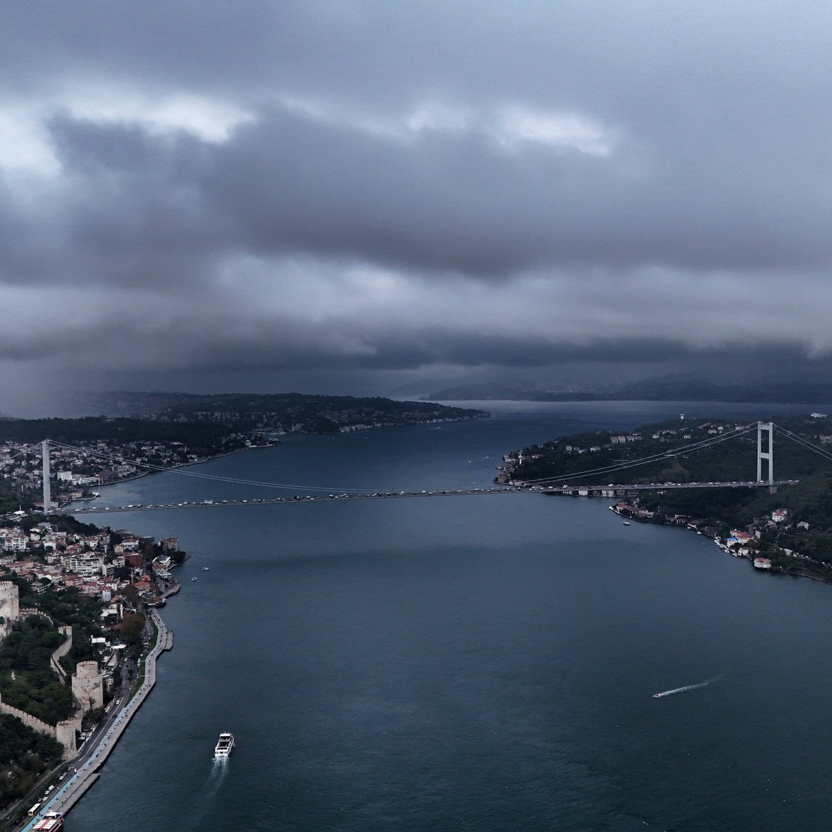 cepni1989's tweet photo. İstanbul’da okullar yarın da tatil.

Vali Davut Gül: Öğrencilerimiz yarın da evde istirahat edecekler. Okullarımızı baştan sona elden geçirerek, pazartesi günü sağlıklı bir şekilde eğitim-öğretim görülebilecek duruma getirmiş olacağız dedi....
#tatil #yağmur https://t.co/0ATxVf07xk