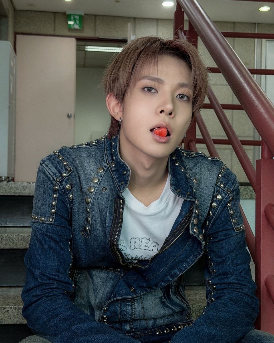 Heeseuyng's tweet photo. i was just happily munching on some candy when i realized it’s shaped like a heart. want some? https://t.co/9eK5rUYOuX