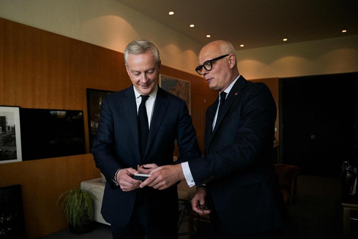 Mileistesfr's tweet photo. Il n’y aucune différence entre Bruno Le Maire et Édouard Philippe.

Deux pompiers pyromanes. Ils parlent de « sérieux budgétaire », de « reprendre le contrôle » mais c’est exactement ce qu’ils n’ont pas fait quand ils étaient aux manettes. 

Ils ont géré la dépense publique comme une fatalité. On n’avait pas le choix, on a sauvé l’économie française, c’était le Covid… beaucoup d’excuses pour ne rien faire. Pour continuer à remplir le tonneau percé, à gaver la caste, à protéger les rentes, à sauver son siège.

Edouard Philippe a laissé la France avec le 2e pire déficit de la zone euro en pleine période de croissance. Le Maire a laissé 1000 milliards de dette supplémentaire après 7 ans à Bercy tout en étant le pays le plus taxé de l’OCDE.

Deux loosers qui ne sont capables que d’une chose : nous entrainer dans leur défaite sans fin.

Les gestionnaires du déclin ne veulent jamais tailler dans le gras de l’État. La France n’a pas besoin d’un nouveau gouvernement technocratique de centre mou qui échouera à remplir sa promesse ridicule de coupes de 30 milliards d’euros. 

Elle a besoin d’une tronçonneuse.