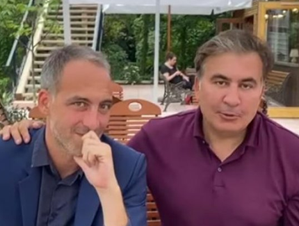 dreslincourt's tweet photo. Glucksmann défend le dictateur géorgien, son ancien patron en expliquant qu c'est un homme bien. Gluglu réécrit l'Histoire.
On va lui rappeler un épisode peu glorieux.
Saakchivili après avoir été chassé par une révolution populaire en 2012 en Géorgie, a été recasé par ses maitres ricains en Ukraine ! 
Il est nommé Gouverneur d'Odessa, mais suite à une corruption XXL, il  a été détenu et accusé de "complicité avec une bande criminelle", par Porenchenko, ancien président Ukrainien.
Déchu de sa nationalité ukrainienne.