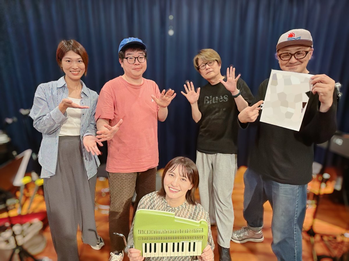 mamegu_staff's tweet photo. #まめぐアコツアー 10/17神戸リハーサル！！
久々にメンバーの皆さんとお会いできました🎶
清野さん、まっちーさん、notchさん、舞さん！
（notchさんにセトリの紙を持っていただきつつモザイクをかけているのは、あえてです。笑）

神戸公演ぜひよろしくお願いします！ https://t.co/4TFy01M7yK