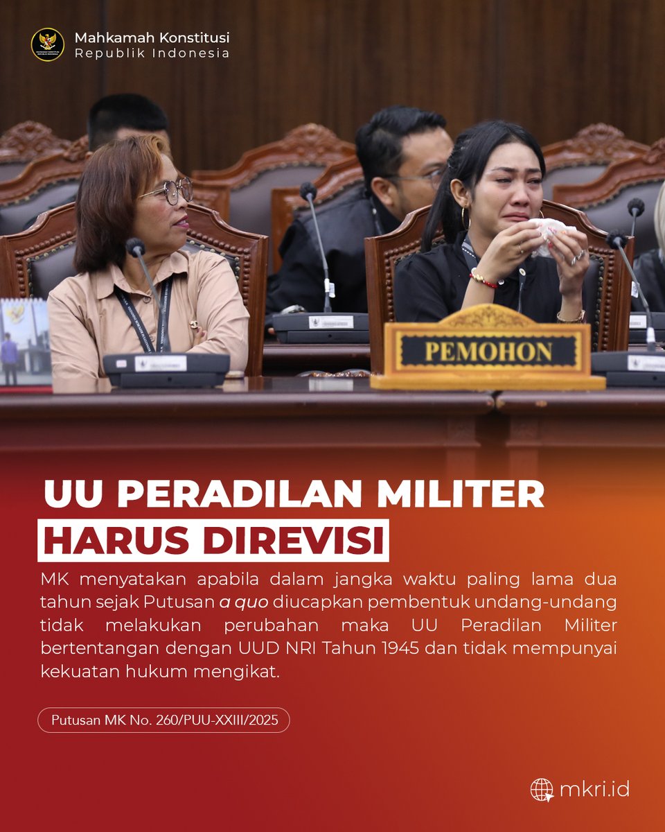 officialMKRI's tweet photo. Benarkah prajurit TNI yang melakukan tindak pidana umum kini harus diadili di peradilan umum? 🤔

Menurut MK, justifikasi yurisdiksi peradilan militer terhadap tindak pidana militer terletak pada kekhususan materi perkaranya, bukan semata-mata pada status pelaku sebagai prajurit. Sementara itu, dalam konteks ini, berkenaan dengan kategori yurisdiksi peradilan umum adalah berkaitan dengan tindak pidana umum sebagaimana diatur dalam KUHP yang dilakukan oleh prajurit TNI seharusnya menjadi yurisdiksi peradilan umum.

Selain itu, MK berpendapat, guna mewujudkan peradilan sebagai pelaku kekuasaan kehakiman yang merdeka sebagaimana amanat konstitusi, UU Peradilan Militer harus dilakukan perubahan dengan memuat substansi yang jelas dan tegas berkaitan dengan definisi/pengertian tindak pidana militer dan tindak pidana umum, batasan kewenangan mengadili/yurisdiksi peradilan militer dan peradilan umum berkenaan dengan tindak pidana yang dilakukan oleh prajurit TNI, serta perwujudan penyatuan peradilan militer dalam satu atap secara penuh, serta hal-hal yang terkait dengan pengaturan pengadilan militer pertempuran dan berkaitan dengan penyesuaian hal-hal mengenai hukum acara yang dibutuhkan.

Oleh karena itu, untuk mempertegas batas kewenangan peradilan militer dan peradilan umum, serta mewujudkan integrasi peradilan militer ke dalam sistem satu atap di bawah Mahkamah Agung secara penuh, MK menyatakan UU Peradilan Militer bertentangan dengan UUD 1945 secara bersyarat dan memberikan tenggat waktu maksimal 2 (dua) tahun bagi pembentuk undang-undang untuk melakukan perubahan terhadap UU Peradilan Militer.

Akses putusan selengkapnya di laman https://t.co/QB7blrrcSv ya, #Courtizen! ⚖️

#MengawalKonstitusi
#SalaMKonstitusi
#MKRI
#UUPeradilanMiliter