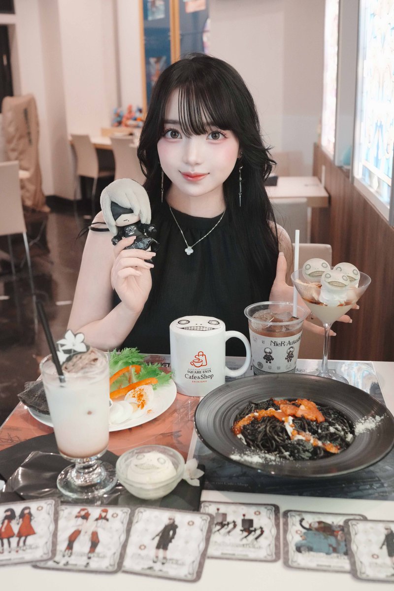 puutin_cos's tweet photo. スクエニカフェでオートマタのメニュー楽しんできた❕🍽✨️

分かりにくいけど2Bコラボのイヤリング、スカート、パンプスのコーデです👗👠

推し活最高～～～～～！！！！ https://t.co/i4OOevrhyE