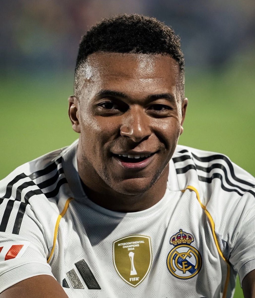 Tobs_fc's tweet photo. 🚨 CRAZY FACT: Lionel Messi is now 18 assists away from equalling Mbappe’s all time career goals. 

Do you understand how insane this man is. 😭 https://t.co/Q2nSQykeoO