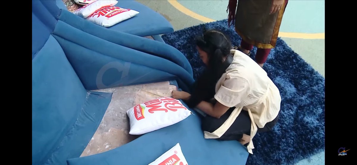 kalia_sakthi's tweet photo. Property damage panni kittu irukka  #karishma   its not good  she desreve a roasting in the weekend

#BiggBossTamil #BiggBossTamil10 https://t.co/B8xEFJ77PA