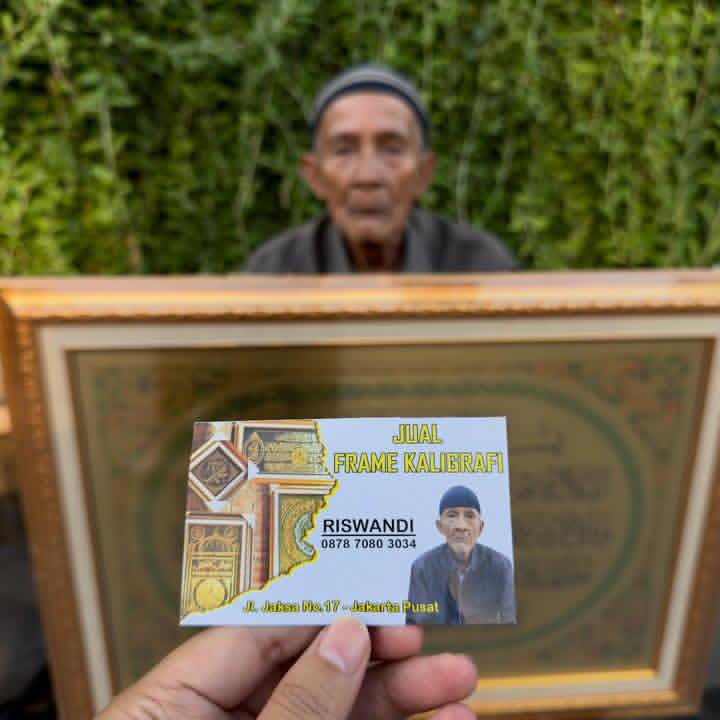 mymerizal's tweet photo. Habis pulang ngantor Nemu harta karun di Bundaran HI! 📍

Bapak penjual kaligrafi di depan halte jual karya sebagus ini dengan harga cuman 250k untuk ukuran besar. Worth it banget!
Aku udah borong satu, kalian kalau mau beli juga bisa cek nomor kontaknya di fotoi ya! 🎥 https://t.co/BlCpBnwkpc