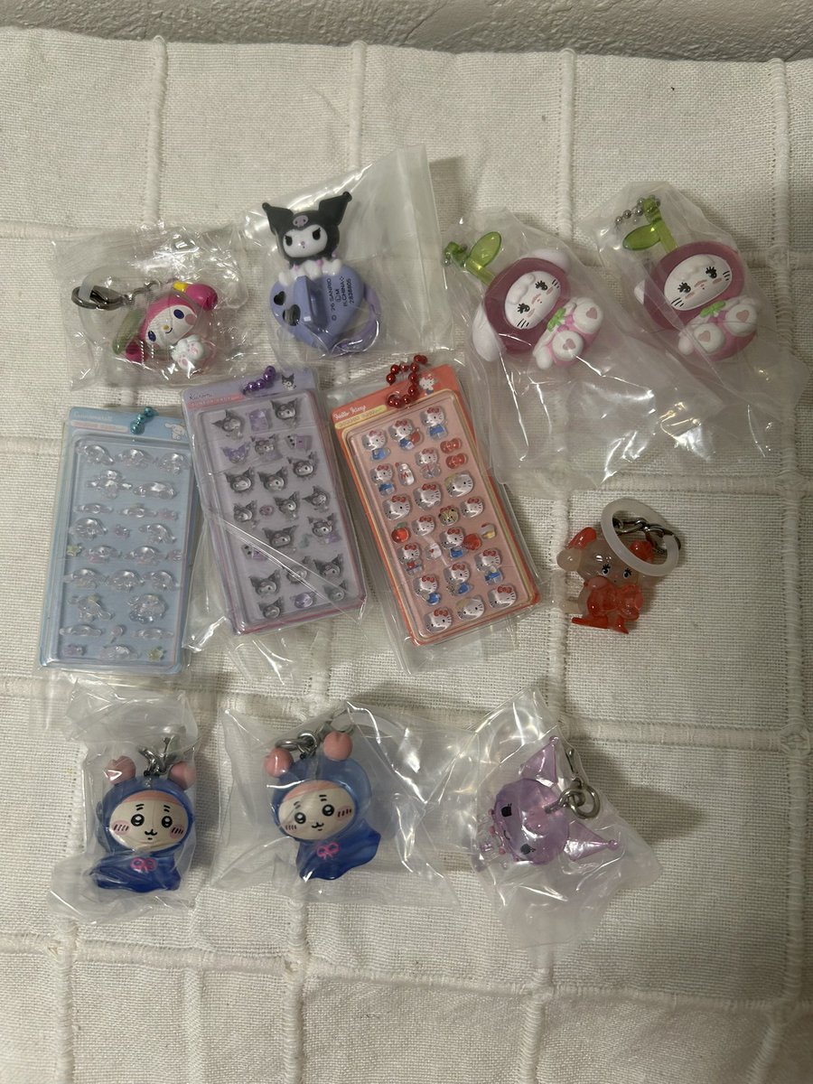 4meronomeron4's tweet photo. @kw8_8x 検索から失礼いたします。画像1-3、画像4赤丸のものお譲り可能ですが、お求めのものございますでしょうか？画像1枚目は画像3枚目より2点、2枚目は3枚目より1点の抱き合わせをお願いしております。(mikkoナッツは4点でお願いしています)ご検討いただけますと幸いです。 https://t.co/0W812DbKUB