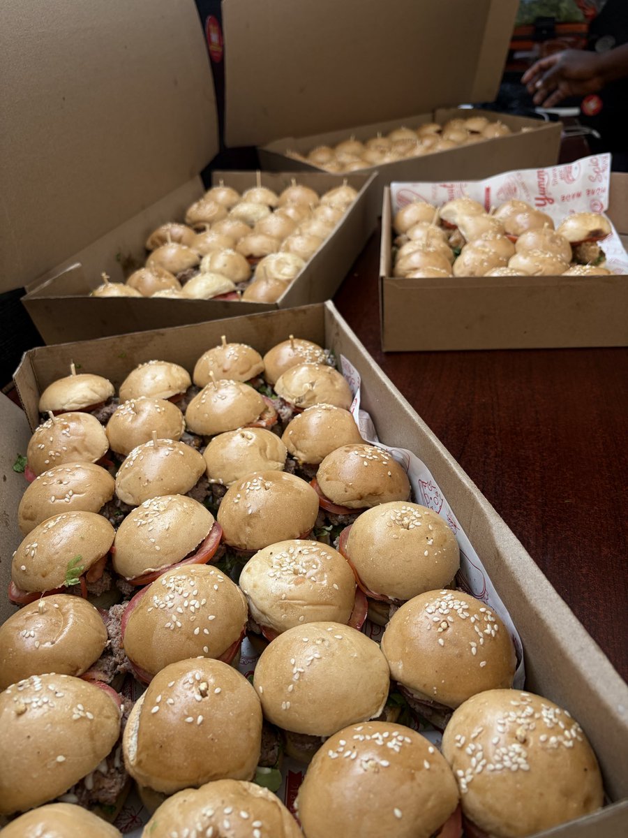 killz_bites's tweet photo. Big orders, bigger satisfaction with Killz_bites.
Get mini burgers and other party favourites for as low as ₦19,500 per dozen. Perfect for corporate events, birthdays, meetings and every occasion worth celebrating.
Browse our menu on our page to explore more options, then send us a DM to place your bulk order.
Killz_bites — good food for every occasion.