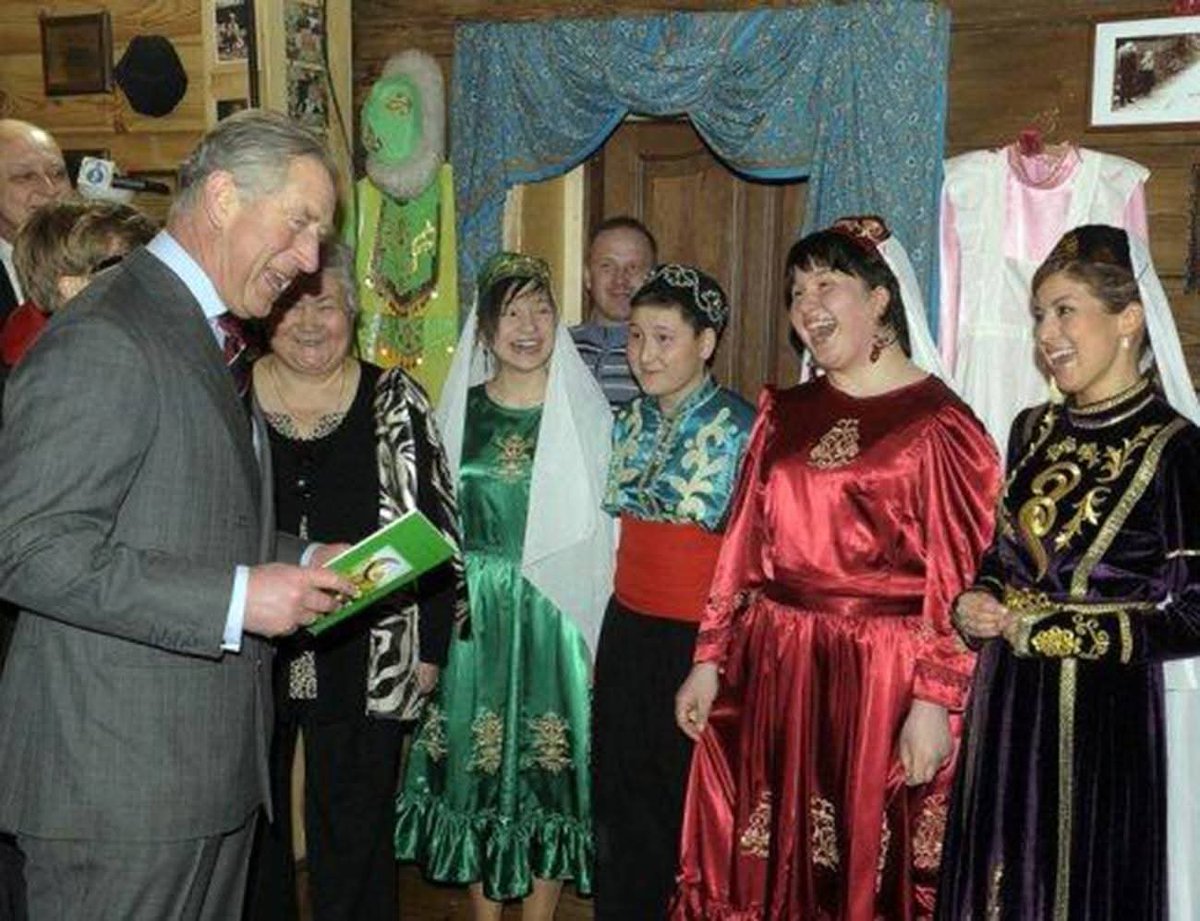 TanKaganC1's tweet photo. Kral Charles, prens iken Polonya’daki Tatar köyü Kruszyniany’yi 2010 yılının Mart ayında ziyaret etmişti.  

Daha bir tane bile Türk Devlet adamının ziyaret etmediği, Polonya Tatar Türkleri'ni İngiliz Hanedanı'nın ziyaret etmesi bizim adımıza ne kadar ayıp değil mi? 
Oysa, bizim  devlet adamlarımız içinde, onların varlıklarından bile habersiz olanlar var.

TCan