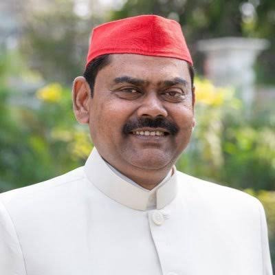 BHEEM_BAUDH's tweet photo. पीड़ित दलित विधवा महिला हिरानीया देवी जो कौशांबी के शुकवारा गांव की रहने वाली है जिसका घर लेखपाल मिश्रा द्वारा गिरा दिया गया

उस महिला के विधायक इंद्रजीत सरोज है और सांसद पुष्पेंद्र सरोज है दोनों पिता पुत्र कौशाम्बी के सत्ता पर आसीन है जो खुद दलित है बावजूद उसके उस गरीब दलित विधवा महिला हिरानीया देवी पासी की मदद नहीं कर पा रहे है, 

भाजपा सरकार के अधिकारियों द्वारा घर दिया गया सपा सांसद विधायक खामोश है, यह रिश्ता क्या कहलाता है ?

@bhimarmychiff ( हर्ष चौधरी जी) इस मामले को निष्पक्षता से उठा रहे है सेल्यूट है भाई को,,,,

@Pushpendra_MP_ @samajwadiparty @BJP4UP @myogiadityanath @BhimArmyChief @AnandAkash_BSP
