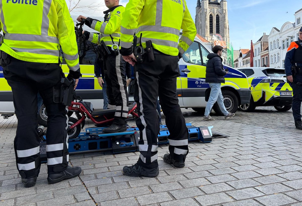pzvlas's tweet photo. 🚨@pzvlas heeft nieuw Fenomeenteam en nieuwe rollentestbank tegen te snelle e-steps, fatbikes en andere tweewielers. De voorstelling gebeurde tijdens een gezamenlijke actie met de Verkeerpolitie en de inspectiediensten DVZ, RSZ en RVA. Info en resultaten: https://t.co/DMFtyUGyet https://t.co/11LMkk0lor