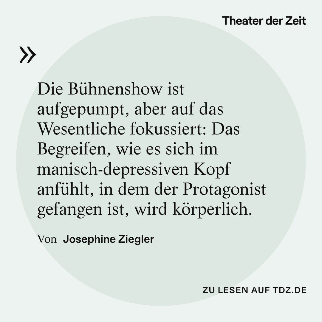 theaterderzeit's tweet photo. Depression ist hier nicht grau und leise. Josephine Ziegler erlebt Adrian Figueroas „Haus zur Sonne“ in Hannover als aufgedrängten Rausch.

Text von Josephine Ziegler, Schauspiel Hannover

Foto: Jörg Brüggemann, Ostkreuz

Den ganzen Text gibt’s hier ✨
👉 https://t.co/87cfN89Qfw https://t.co/bhG1X2d4Eb