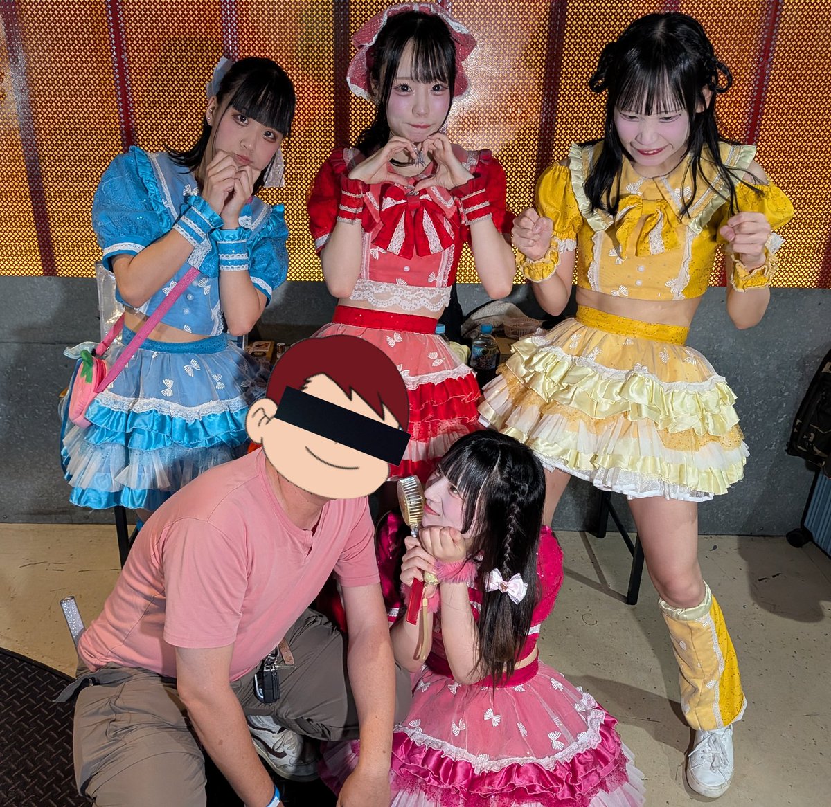 Cmos_lon's tweet photo. 囲みは推しと前にしゃがむ派です
 #二葉ねる 
 #ハピネスクラッカー https://t.co/UZKji7LXun