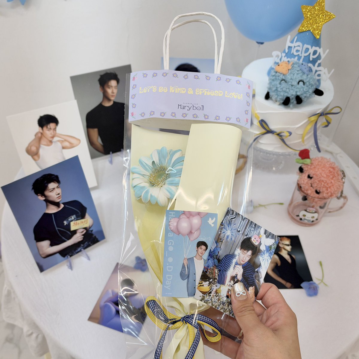 xiaobai_nyang's tweet photo. 생일에 꽃집이라니 넘 낭만적인 공간이었어요! 생일꽂집 열어주셔서 감사합니당💕 굿즈도 예뻤고 공간도 알차게 꾸며져 있어서 구경하는 내내 행복했어요 @BaiJT_HBD 

백경정 생일 축하해! 세상에서 제일 행복한 하루를 보냈으면 좋겠어✨

#天天开心
#白敬亭1015生日快乐
#백경정1015생일축하 https://t.co/3zrnKoQGyd
