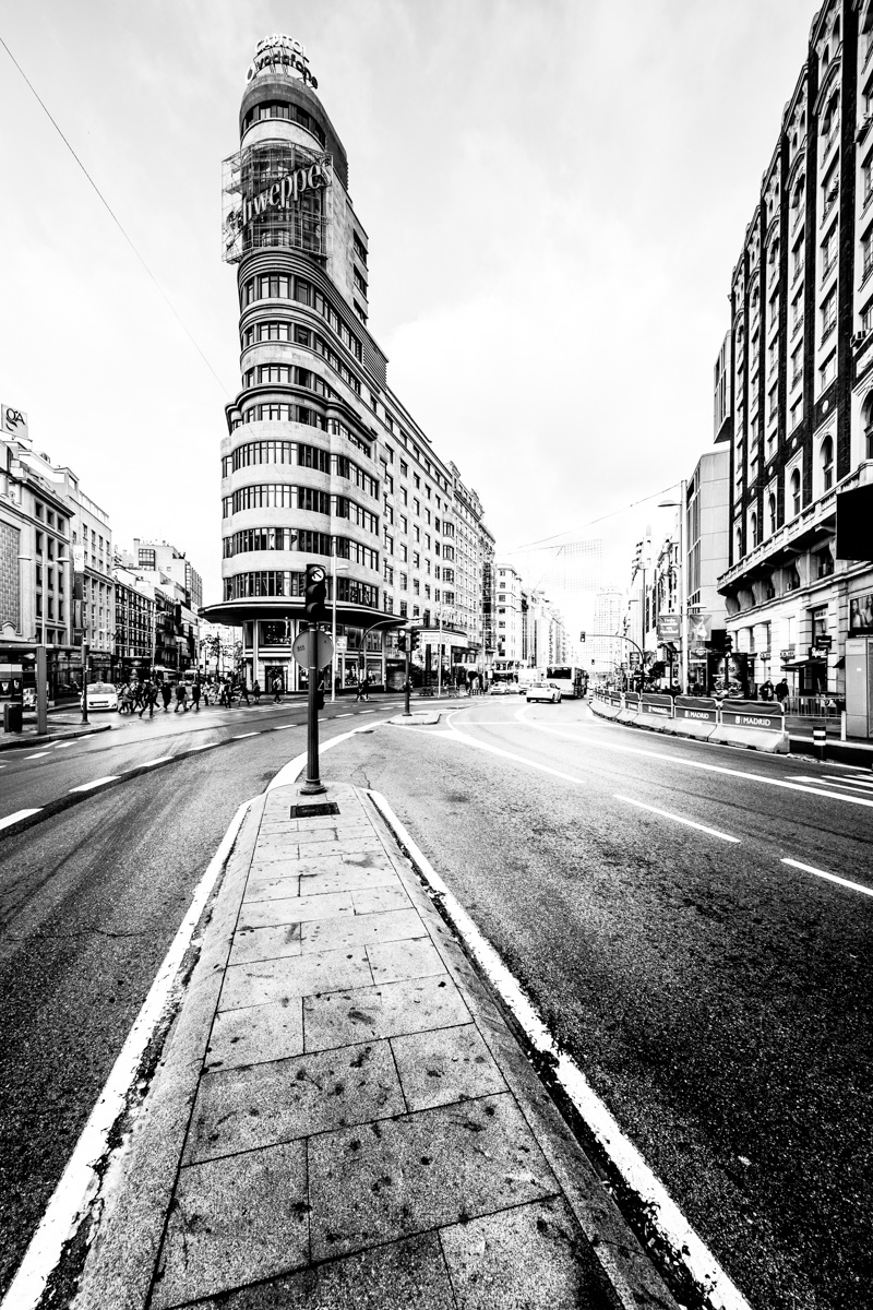PedroCobo_Foto's tweet photo. Otro que está de cumpleaños...
#Edificio Carrión (también conocido como edificio #Capitol), Madrid, octubre 1933.
#juevesDeArquitectura #fotografía https://t.co/RDqAcueZVG