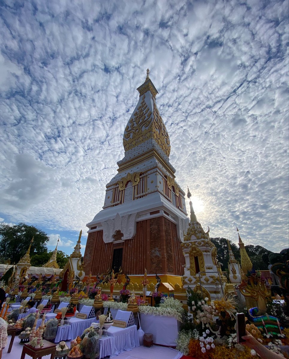KanYaPhakSEP's tweet photo. ✍🏻งานสัตตนาคารำลึก เป็นประเพณีที่จัดขึ้นเป็นประจำทุกปี ณ วัดพระธาตุพนมวรมหาวิหาร จังหวัดนครพนม เพื่อรำลึกและแสดงความเคารพต่อ พญานาคราชทั้ง 7 ตน ตามตำนานและความเชื่อที่สืบทอดต่อกันมาว่า เป็นผู้ปกปักรักษาและดูแลทำนุบำรุงองค์พระธาตุพนม

ในแต่ละปีจะมีนางรำกว่า 1,400–1,500 ชีวิต ร่วมฟ้อนรำถวาย มีการจัดถวายเครื่องสักการะ บายศรีพญานาค พิธีสวดมนต์ ปฏิบัติธรรม เทศน์มหาชาติตลอดทั้งคืน ยันรุ่งเช้าของอีกวัน 

ปีนี้ก็นังคึกคักเหมือนเดิม โต๊ะบูชาแน่นทั้งในและนอกลานพระธาตุ 4 ด้าน แต่จัดระเบียบได้ดีขึ้นกว่าปีที่ผ่านมาเยอะเลย